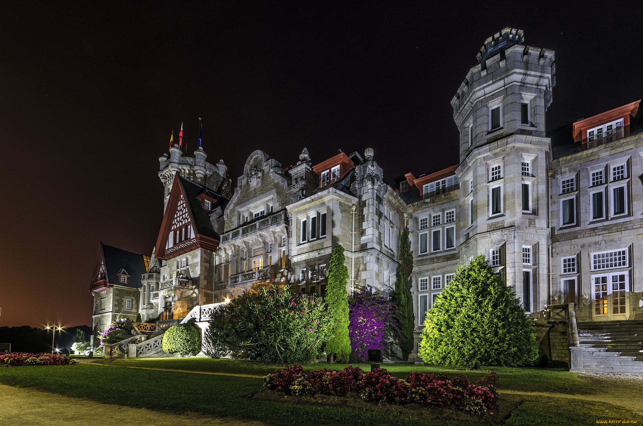 Town palace. Дворец города. Замки дворцы Шокарев с. (ред.). Обои Королевский сад средневековый дворец. Картинка дворцы замки ночью.